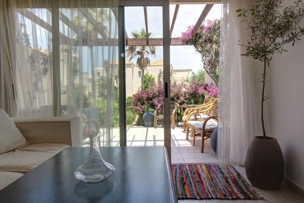 Appartement Elias 1-bedroom On The With Pool *